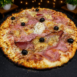 SOFRENCH : Sauce tomate du Chef, mozzarella 100%, jambon blanc & cru, camembert, olives