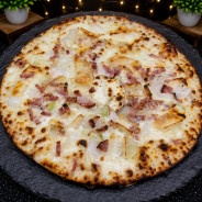 TARTIFLETTE :  Crème fraîche, mozzarella 100%, double oignons, lardon, pommes de terre, reblochon