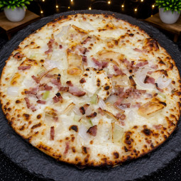 TARTIFLETTE :  Crème fraîche, mozzarella 100%, double oignons, lardon, pommes de terre, reblochon