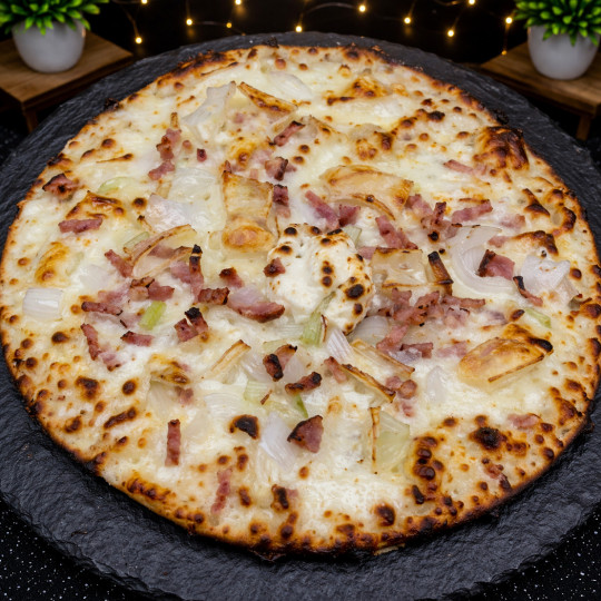 TARTIFLETTE :  Crème fraîche, mozzarella 100%, double oignons, lardon, pommes de terre, reblochon