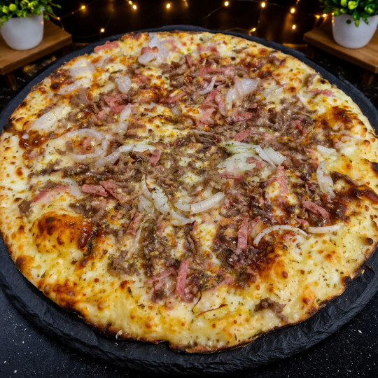 TEXAN  : Crème fraîche, sauce barbecue, mozzarella 100 %, Steak haché, lardon, oignons, comté, origan.