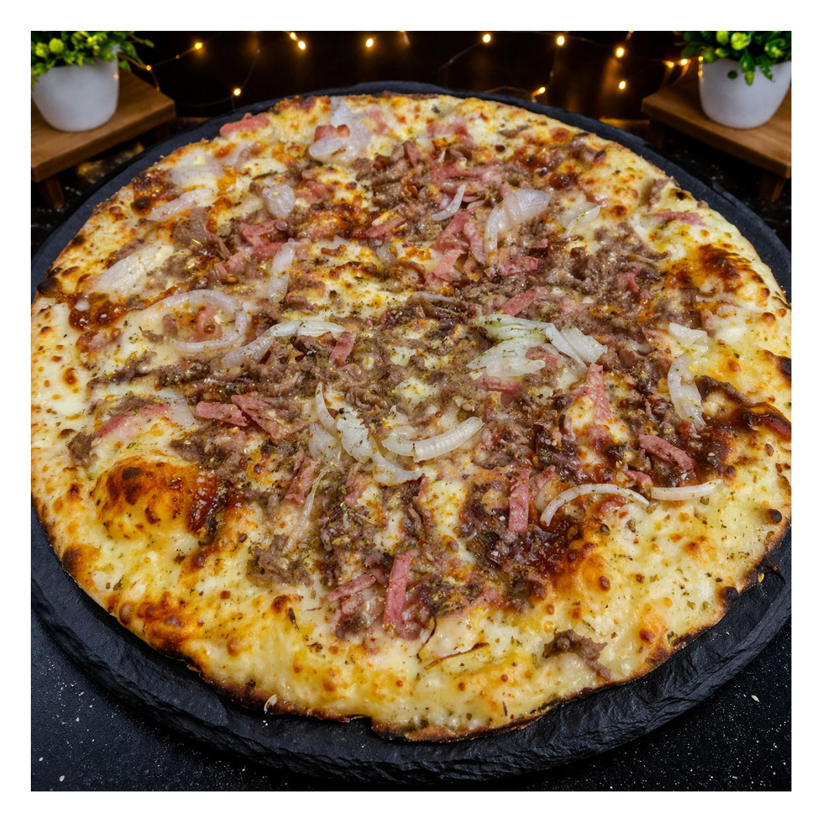 TEXAN  : Crème fraîche, sauce barbecue, mozzarella 100 %, Steak haché, lardon, oignons, comté, origan.