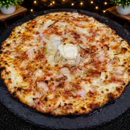 THAI POULET : Crème fraîche, mozzarella 100%, poulet, origan, oignons, olives, sauce thaï (halal)