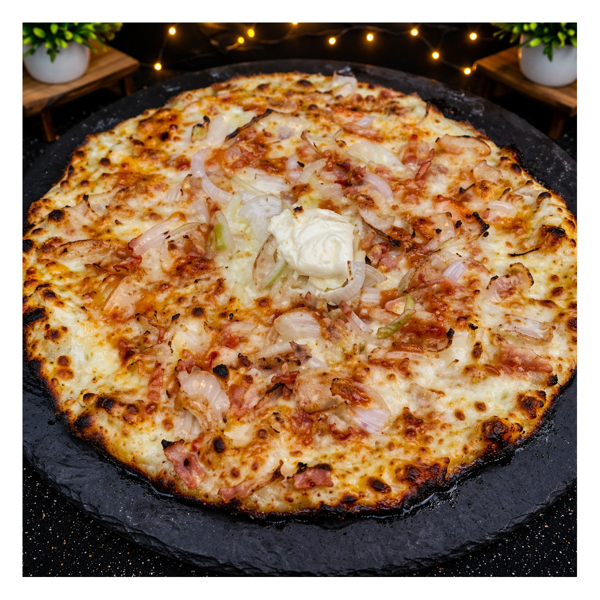 THAI POULET : Crème fraîche, mozzarella 100%, poulet, origan, oignons, olives, sauce thaï (halal)