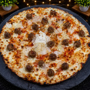 THAI STEAK HACHE BOULETTES: Crème fraîche, mozzarella 100%, steak haché, boulettes, oignons, sauce thaï (halal)