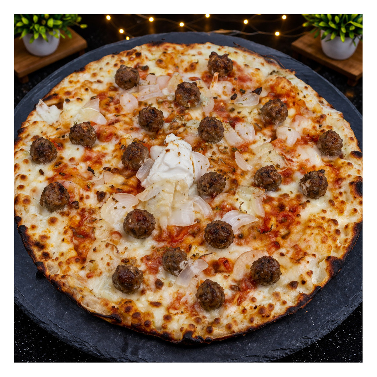 THAI STEAK HACHE BOULETTES: Crème fraîche, mozzarella 100%, steak haché, boulettes, oignons, sauce thaï (halal)