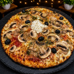 THON CHAMPIGNONS : Sauce tomate du Chef, mozzarella 100%, thon, champignons, olives, origan