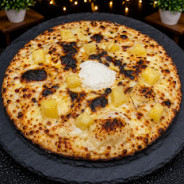 TROPICANA : Crème fraîche, mozzarella 100%, camembert, comté, ananas, miel.