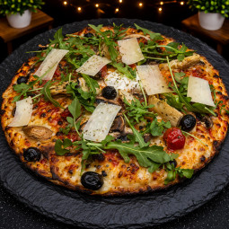 VEGE: Sauce tomate du Chef, mozza 100%, champignons, artichauts, t. cerises, huile persillé romaine, olives, Comté AOC, roquette