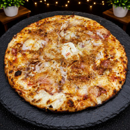 WESTSIDE : Crème fraîche, mozzarella 100%, lardons, poitrine fumée, oignons, comté, origan, barbecue