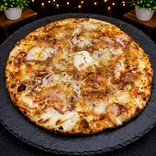 WESTSIDE : Crème fraîche, mozzarella 100%, lardons, poitrine fumée, oignons, comté, origan, barbecue