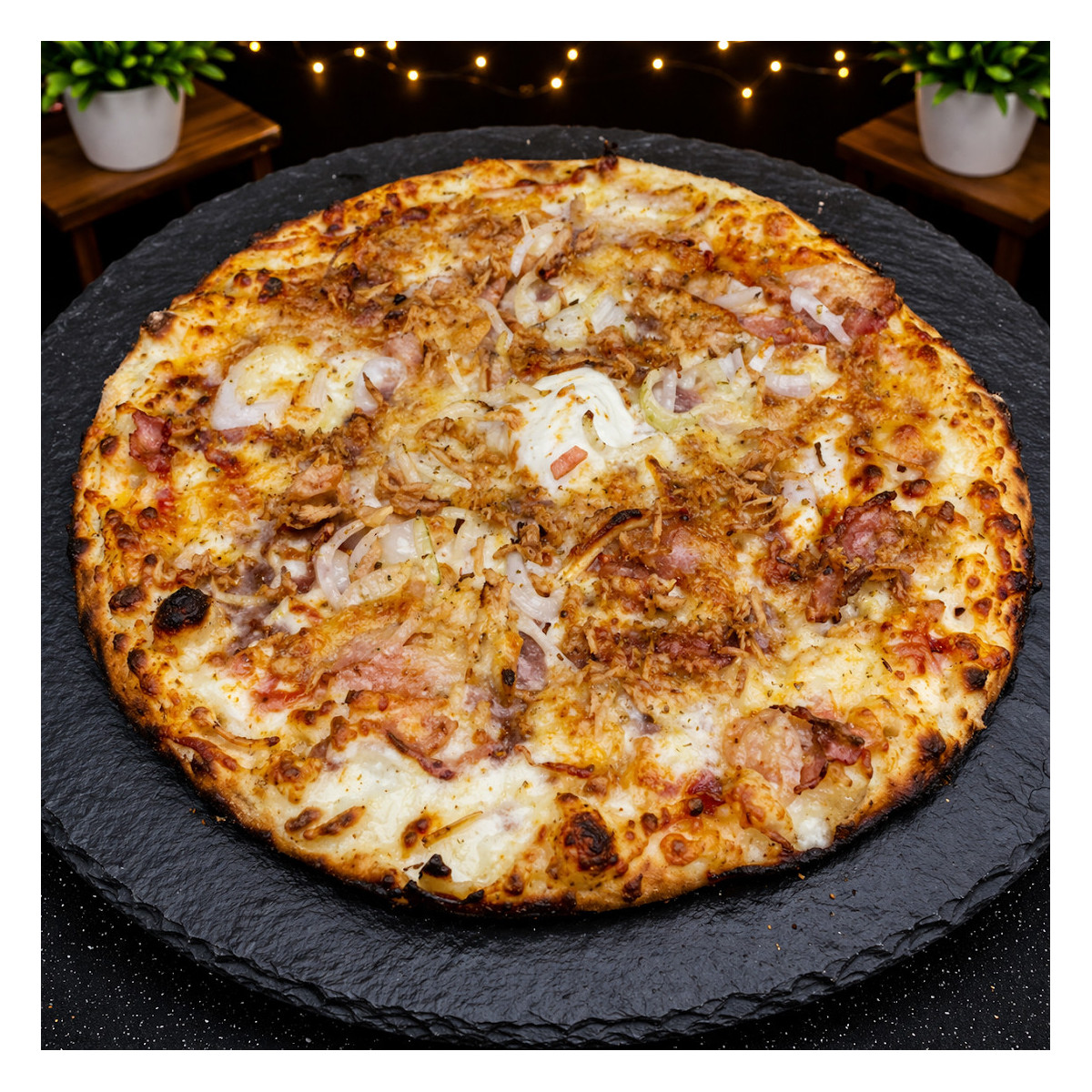 WESTSIDE : Crème fraîche, mozzarella 100%, lardons, poitrine fumée, oignons, comté, origan, barbecue