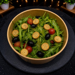 .ACCOMPAGNEMENT SALADE : Roquettes, tomates cerise, olives, crouton à l'ail, vinaigrette à huile de sésame et sauce soja