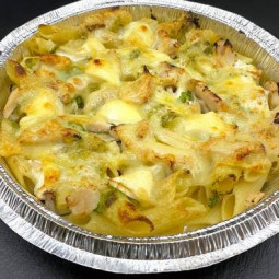 GRATIN PESTO POULET CHEVRE :  Crème fraîche, pesto, poulet, chèvre, gratin de Comté