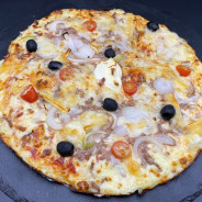 CAMPIONE : Sauce tomate maison, mozzarella 100 %, steak haché, tomates cerises, oignons, olives, comté (halal).