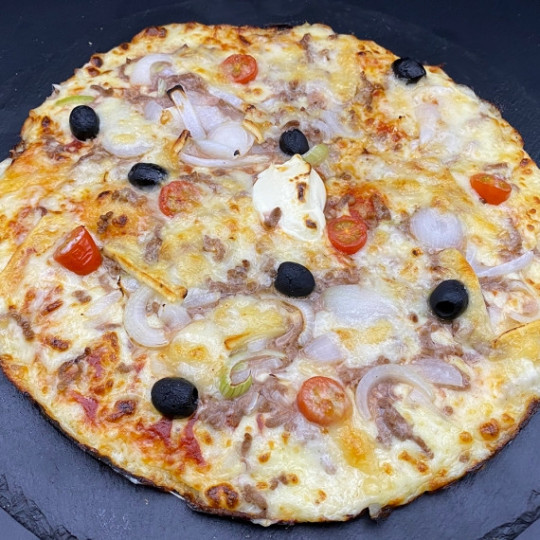 CAMPIONE : Sauce tomate maison, mozzarella 100 %, steak haché, tomates cerises, oignons, olives, comté (halal).