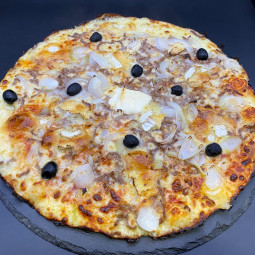 CAMPIONE CAMEMBERT : Steak haché, oignons, olives, camembert rustique, origan (halal).