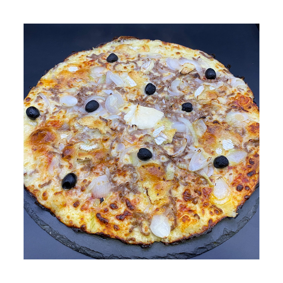 CAMPIONE CAMEMBERT : Steak haché, oignons, olives, camembert rustique, origan (halal).