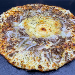 CAMPIONE CLASSIQUE : Sauce tomate maison, mozzarella 100 %, viande hachée 100 % pur bœuf, œuf gratiné, oignons, origan (halal).