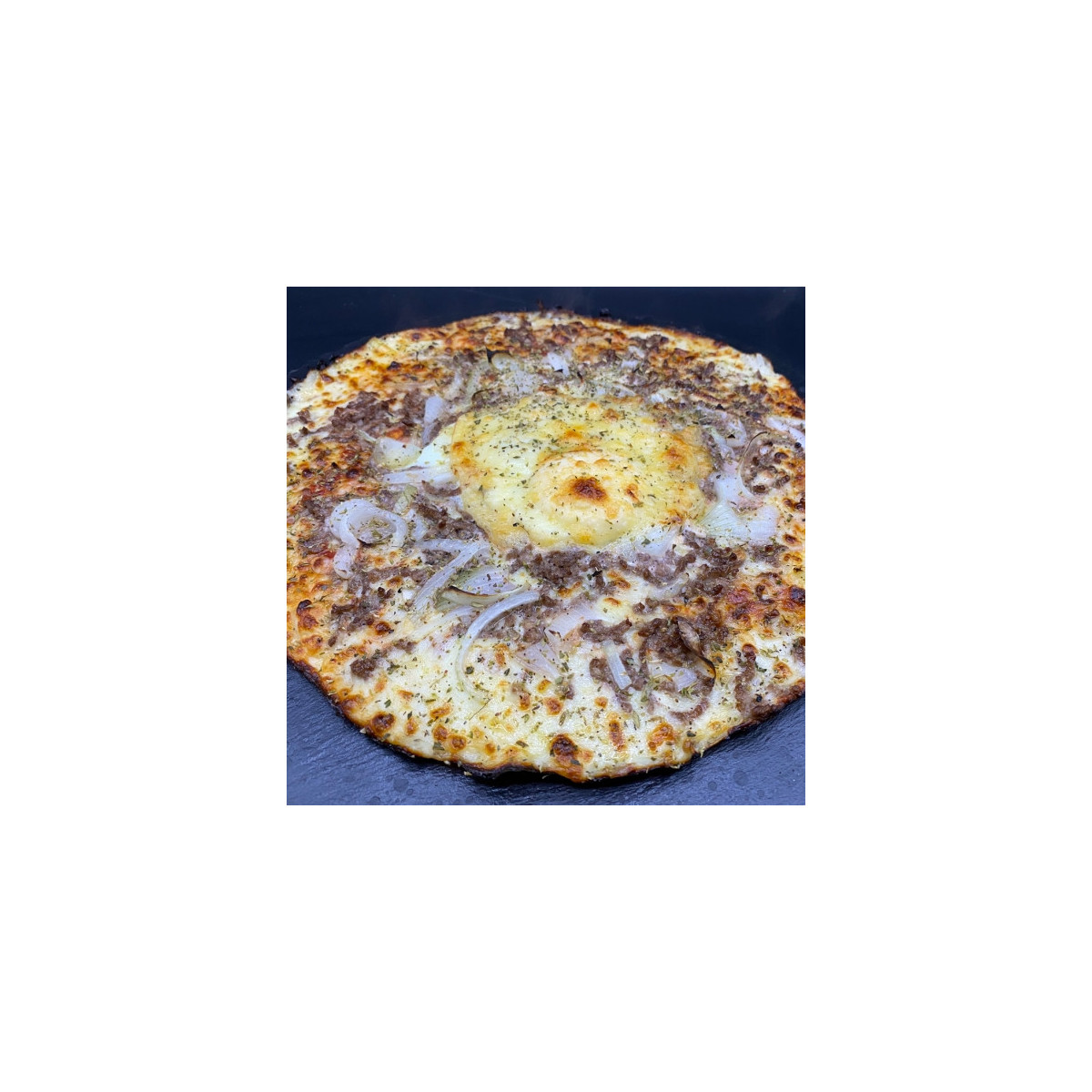 CAMPIONE CLASSIQUE : Sauce tomate maison, mozzarella 100 %, viande hachée 100 % pur bœuf, œuf gratiné, oignons, origan (halal).